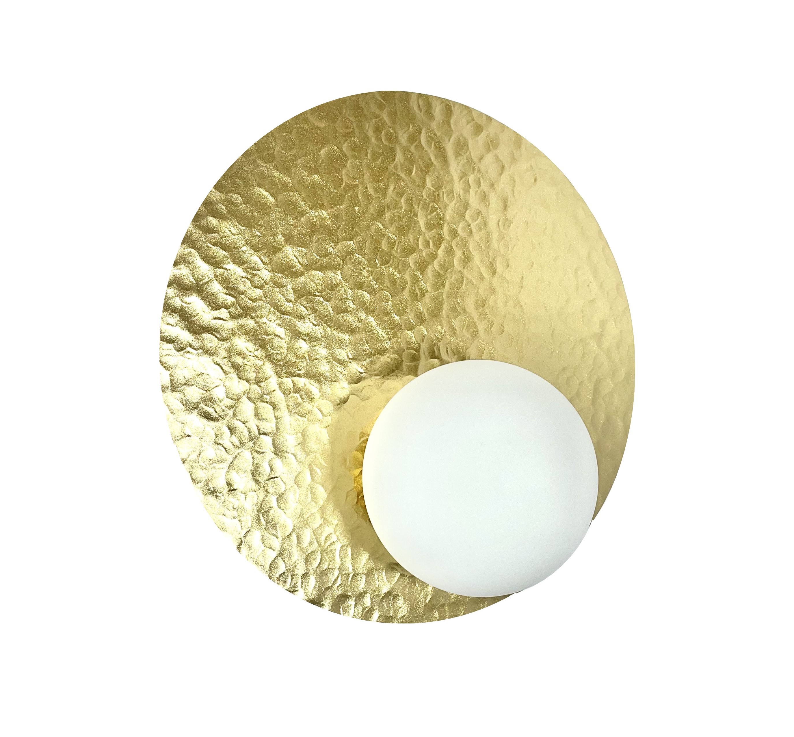 Arandela moderna com disco dourado texturizado e globo leitoso, ideal para cabeceira de cama e lavabos. Lustres Gênesis loja online de Lustres e Iluminação Decorativa